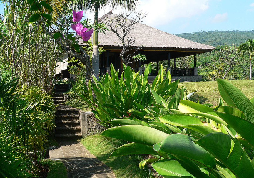 Ein schmaler Pfad führt Sie vom Gästehaus zur Villa Bali Breeze