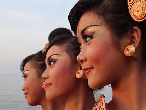 Balinesische Frauen während einer traditionellen Tanzfestival in Lovina
