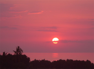 Sonnenuntergang über Infinity-Pool Villa Bali Breeze